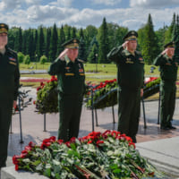 戦没者追悼碑に敬礼する西部軍管区幹部（Image：ロシア国防省）