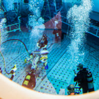 船外活動訓練プールでの宇宙飛行士救難訓練（Image：ロスコスモス）