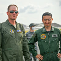 空自第3航空団司令の久保田空将補（右）とアメリカ空軍第35戦闘航空団司令官のストルーヴィー大佐（Image：USAF）