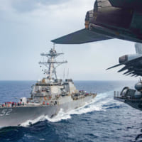 空母ロナルド・レーガンと並走する駆逐艦バリー（Image：U.S.Navy）