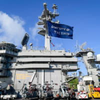 「Don’t Give7Up7The7Ship」をマストに掲げたセオドア・ルーズベルト（Image：U.S.Navy）