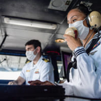 乗組員がマスクを着用する航海艦橋（Image：U.S.Navy）