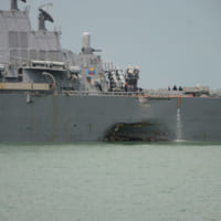 衝突事故で損傷した駆逐艦マケイン（Image：U.S.Navy）