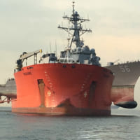 重量物運搬船に載せられ横須賀に回航される駆逐艦マケイン（Image：U.S.Navy）