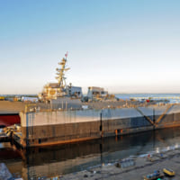 浮きドックで修理中のフィッツジェラルド（Image：U.S.Navy）