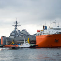重量物運搬船に載せられアメリカへ向かうフィッツジェラルド（Image：U.S.Navy）
