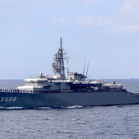 ガブリエル・ギフォーズに対し登舷礼を実施する練習艦かしま（Image：U.S.Navy）