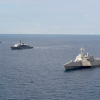 横列陣で航行する海上自衛隊練習艦隊とガブリエル・ギフォーズ（Image：U.S.Navy）