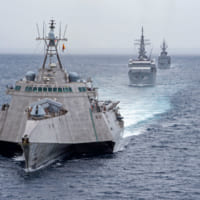 単縦陣で航行するガブリエル・ギフォーズと海上自衛隊練習艦隊（Image：U.S.Navy）