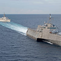 ガブリエル・ギフォーズを先頭に航行する練習艦かしま・しまゆき（Image：U.S.Navy）