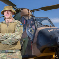 オーストラリア陸軍兵士とタイガー攻撃ヘリ（Image：Commonwealth of Australia 2020）