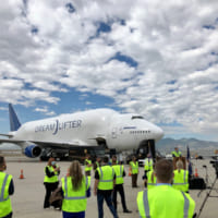 マスク50万枚を載せユタ州ソルトレイクシティの空港に到着したドリームリフター（Image：Boeing）