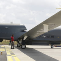 シゴネラ基地に到着したNATO3機目のRQ-4D無人偵察機（Image：NATO）