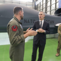 RQ-4Dを視察するNATOのストルテンベリ事務総長（Image：NATO）