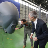 RQ-4Dの機体センサーについて説明を受けるストルテンベリNATO事務総長（Image：NATO）