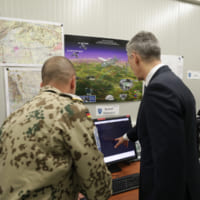 RQ-4Dのオペレーションルームを視察するストルテンベリNATO事務総長（Image：NATO）