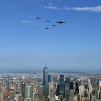 マンハッタン上空を飛ぶB-1BとF-35A（Image：USAF）