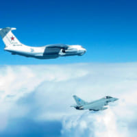 Il-78に接近するイギリス空軍のユーロファイター・タイフーン（Image：Crown Copyright 2020）