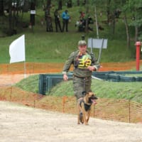 ハンドラーを先導して走る警備犬（Image：ロシア国防省）