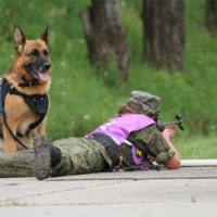 ハンドラーの射撃を見守る警備犬（Image：ロシア国防省）