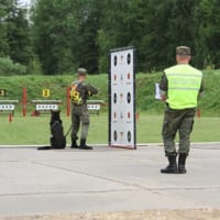 ハンドラーの射撃中警備犬がじっとしているか審査する審判（Image：ロシア国防省）