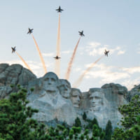 ラシュモア山上空を飛ぶブルーエンジェルズ （Image：U.S.Army）