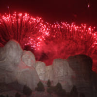 ラシュモア山の大統領像と花火（Image：U.S.Army）