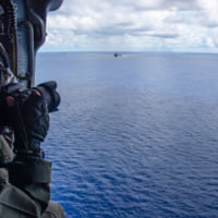 TRILAT2020で艦の動きを撮影するアメリカ海軍広報官（Image：U.S.Navy）