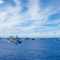 隊列を組んで航行する参加艦艇（Image：U.S.Navy）