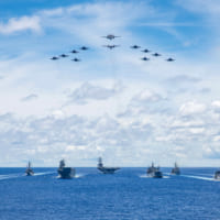 TRILAT2020で隊列を組む参加艦艇と航空機（Image：U.S.Navy）