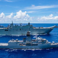 強襲揚陸艦キャンベラと並走するフリゲートのアランタ（Image：U.S.Navy）