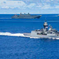オーストラリア海軍フリゲートのアランタ（手前）奥は強襲揚陸艦キャンベラ（Image：U.S.Navy）