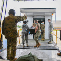 KC-46に運び込まれる患者（Image：USAF）