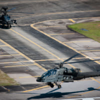 連続して離陸するAH-64E（Image：U.S.Army）