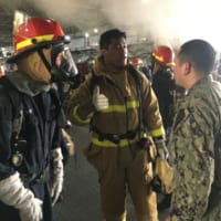 消火作業にあたる海軍とサンディエゴの消防隊（Image：U.S.Navy）