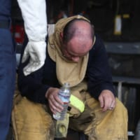 疲れ切った様子の消防士（Image：U.S.Navy）