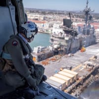 ヘリコプターから見たボノム・リシャール火災（Image：U.S.Navy）