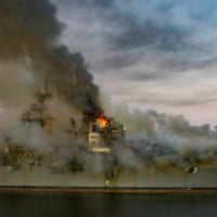 燃え盛る強襲揚陸艦ボノム・リシャール（Image：U.S.Navy）