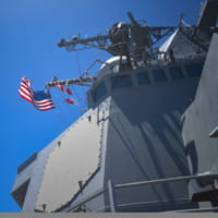 ラルフ・ジョンソンのマストに掲げられた星条旗（Image：U.S.Navy）