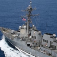 星条旗を掲げて航行する駆逐艦ピンクニー（Image：U.S.Navy）