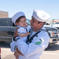 我が子との再会を喜ぶ乗組員（Image：U.S.Navy）