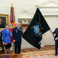 ホワイトハウスでの宇宙軍旗お披露目（Image：USSF）
