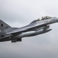 F-16Dの後席から手を振るオランダのウィレム＝アレクサンダー国王（Image：オランダ国防省）
