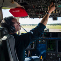 C-130Jのプリフライトチェックをするパイロット（Image：U.S.Navy）