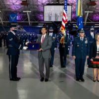 ゴールドファイン前空軍参謀総長への勲章授与（Image：USAF）