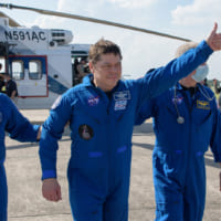 ペンサコーラ海軍航空基地に到着したベンケン宇宙飛行士（Image：NASA）