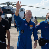 ペンサコーラ海軍航空基地に到着したハーレイ宇宙飛行士（Image：NASA）
