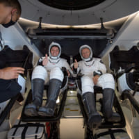 帰還したベンケン（左）ハーレイ（右）宇宙飛行士（Image：NASA）