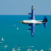 ビーチでのエアショウで飛行するファットアルバート（Image：U.S.Navy）