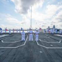 登舷礼でアイゼンハワー艦首に並ぶ旗（Image：U.S.Navy）
